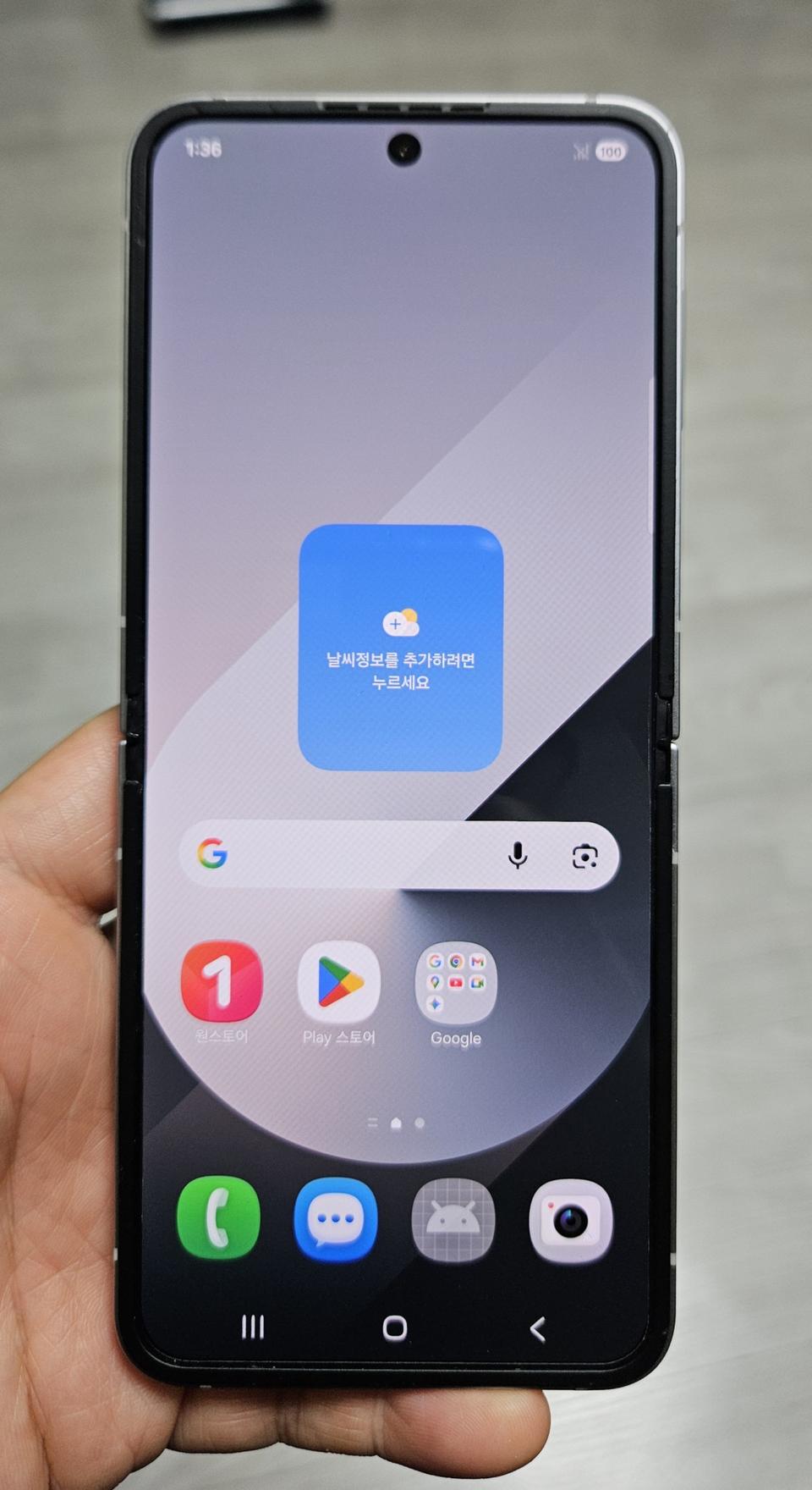 갤럭시 Z플립6 실버 256GB 싸게 팝니다.
