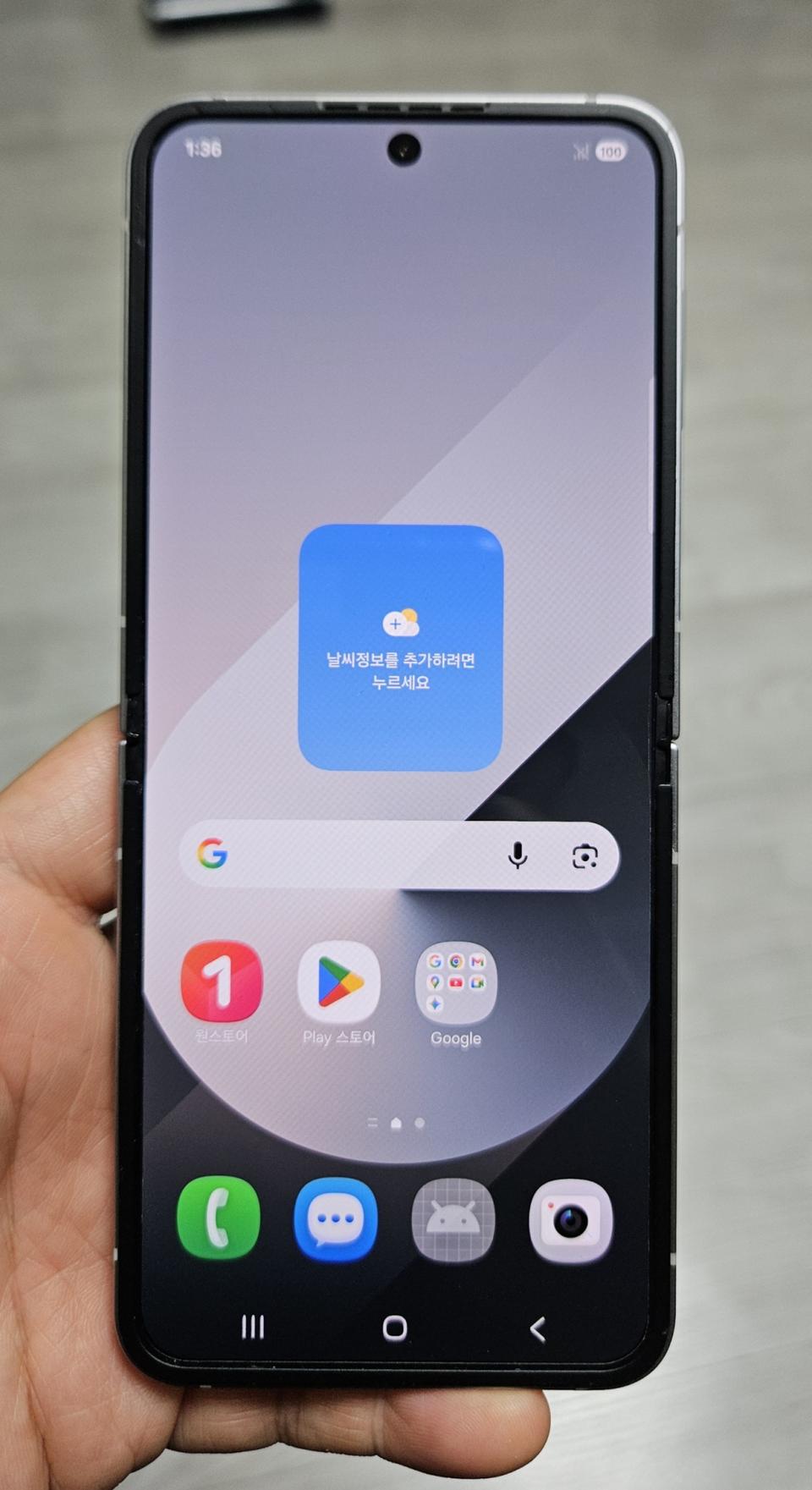 갤럭시 Z플립6 실버 256GB 싸게 팝니다.