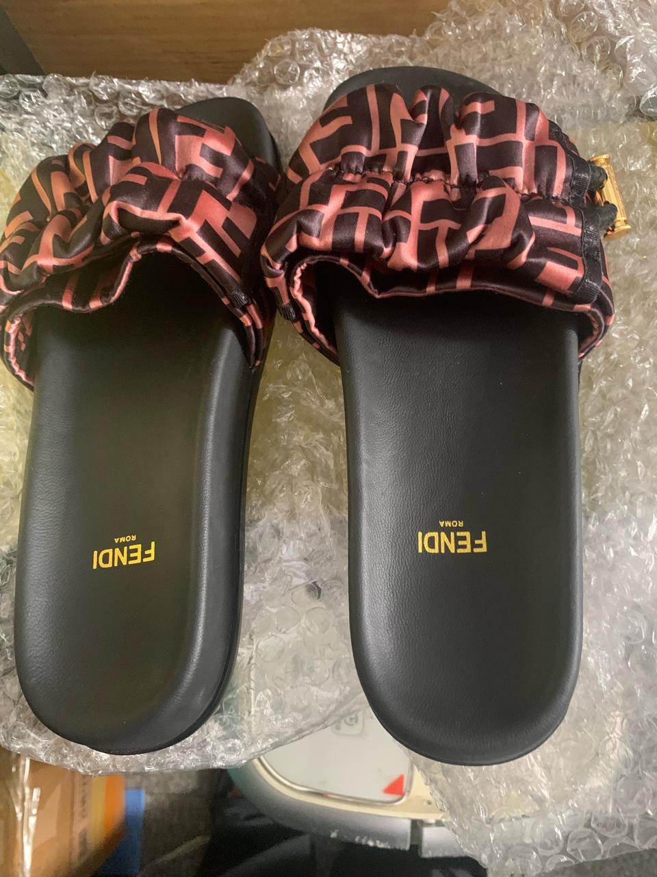 Fendi 슬라이드 샌들. 240mm