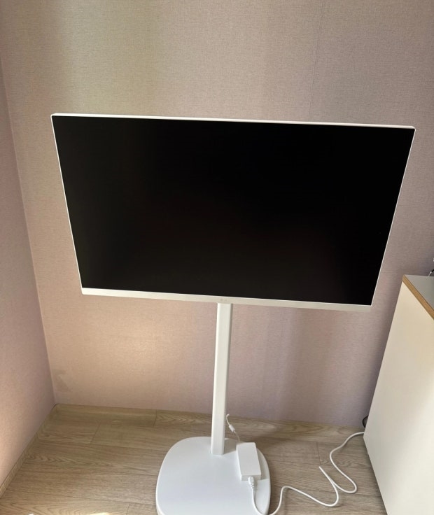 LG 32인치 4K UHD 스마트 스윙 이동형 패키지