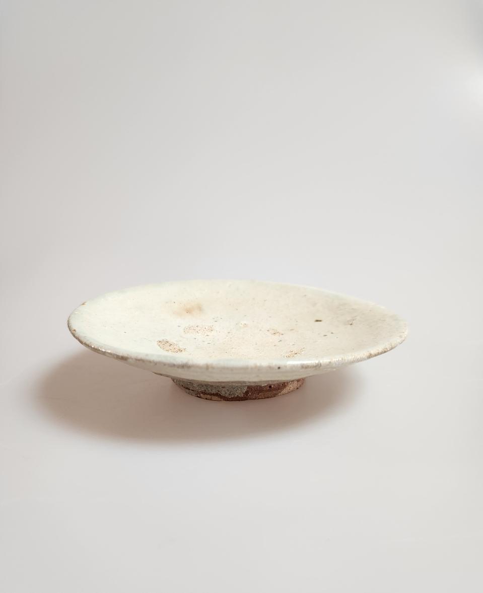 골동품 조선시대 초기에 제작된 분청사기 반덤벙 접시