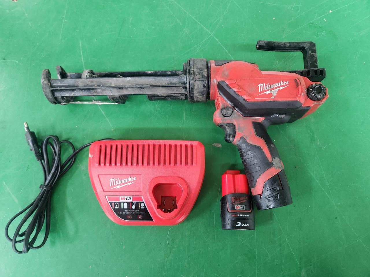 밀워키 12v 충전실리콘건 M12 PCG 팝니다