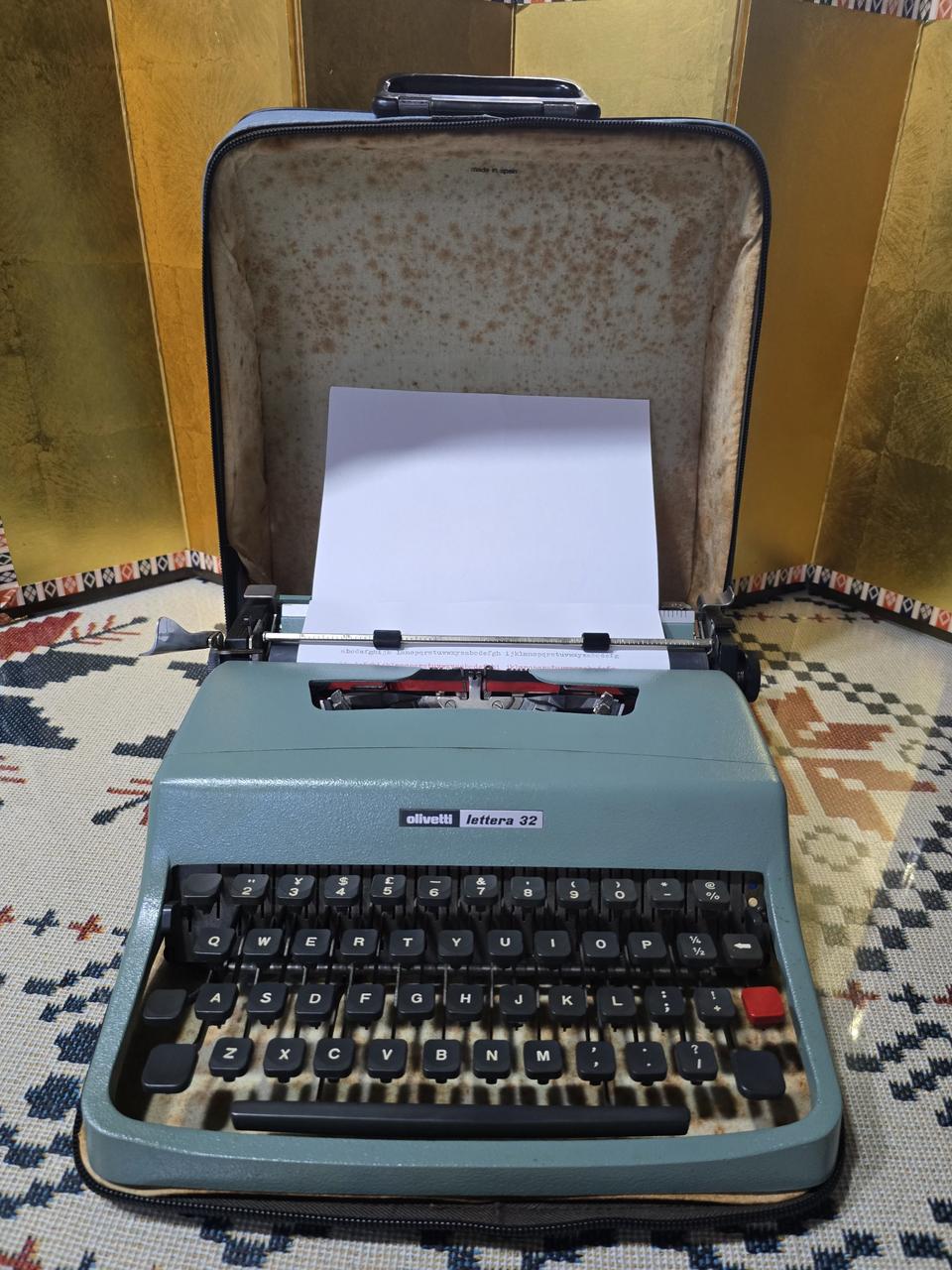 스페인에서 생산된  명품 빈티지 Olivetti LETTERA 32