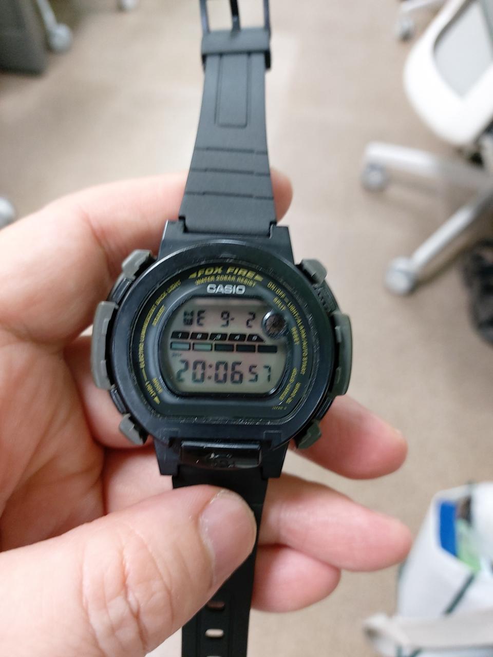 카시오 HDA-600 모델의 아날로그 시계예요.