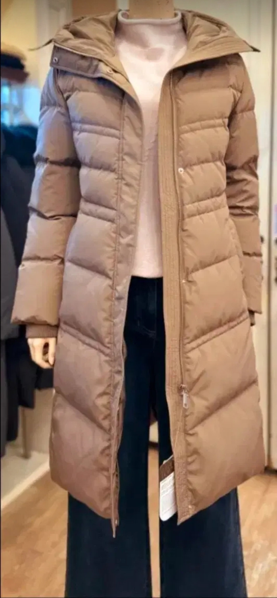 BCBG 슬림라인 구스다운 뒷밴딩 롱패딩 55사이즈 새제품골드베이지컬러
