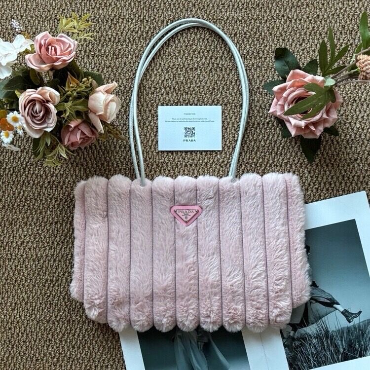 프라다뷰티 퍼 숄더백 핑크