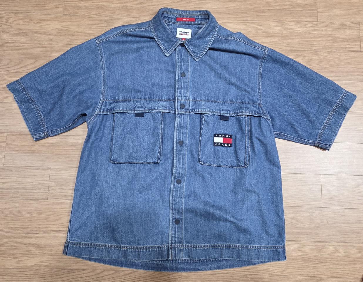 타미 진스 (TOMMY JEANS) 포켓 데님 셔츠