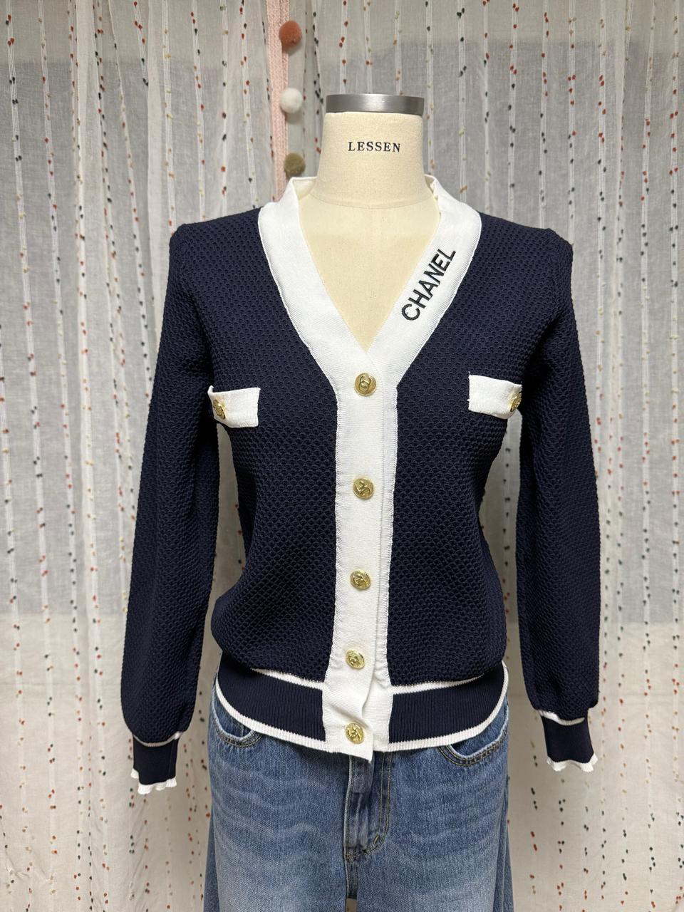(수입새상품)화이트 배색 금장버튼 가디건(63)