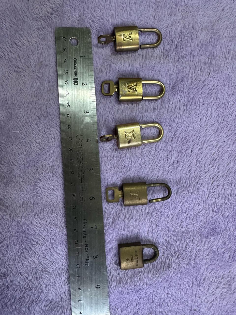 루이비통 정품 미니 자물쇠 열쇠 일괄 5종 세트 패드락 키링 백참 팝니다