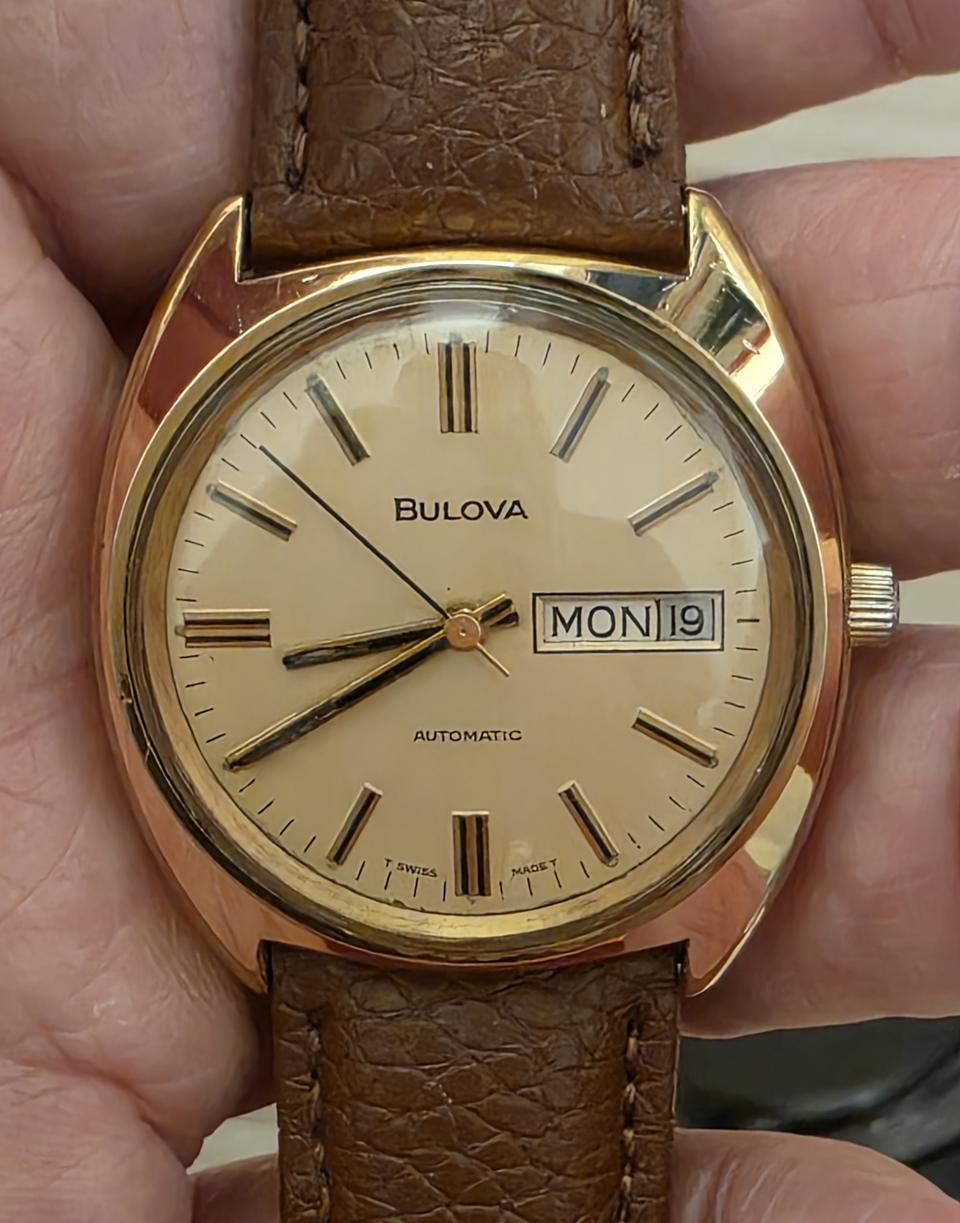 브로바(Bulova) 빈티지 앰버서드 데이데이트 골드 오토메틱 시계