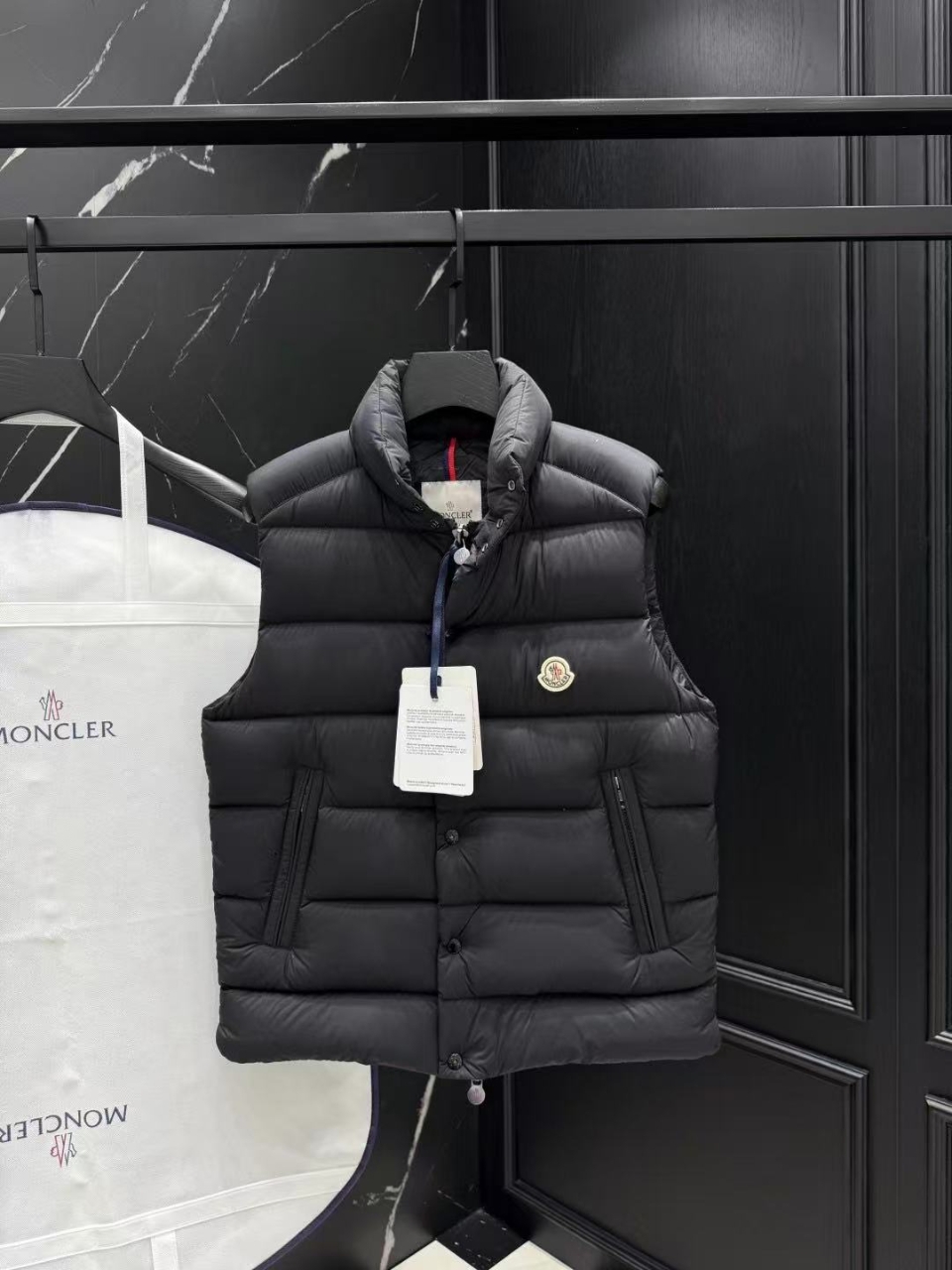 몽클레어 [MONCLER] 티브 수입 최고급 화이트 로고 조끼