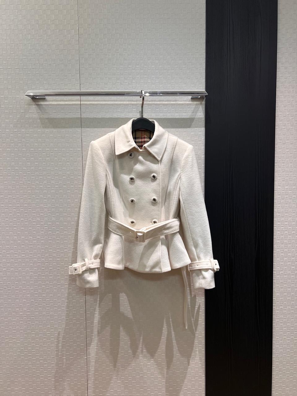 버버리 여성 EKD 나이트 버튼 벨티드 페플럼 울 코트